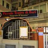 Il Piccolo Teatro sorge nel cuore del quartiere Carrassi in strada privata Borrelli, una stretta viuzza che si insinua tra via Buccari e corso Benedetto Croce, alle spalle dell�ex caserma Rossani